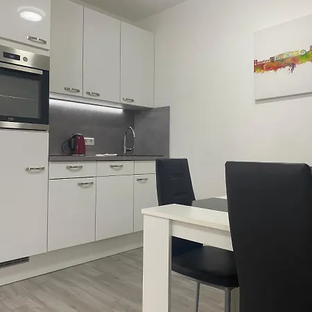 Urbanes, Modernes Mit Parkplatz דירה